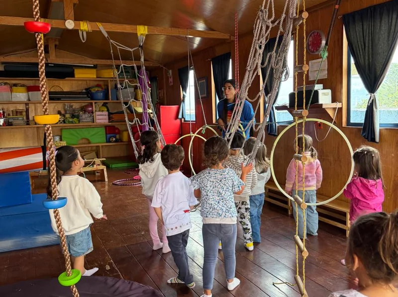 Niños de Tribu en el salón de After School, entre cuerdas, aros y colchonetas